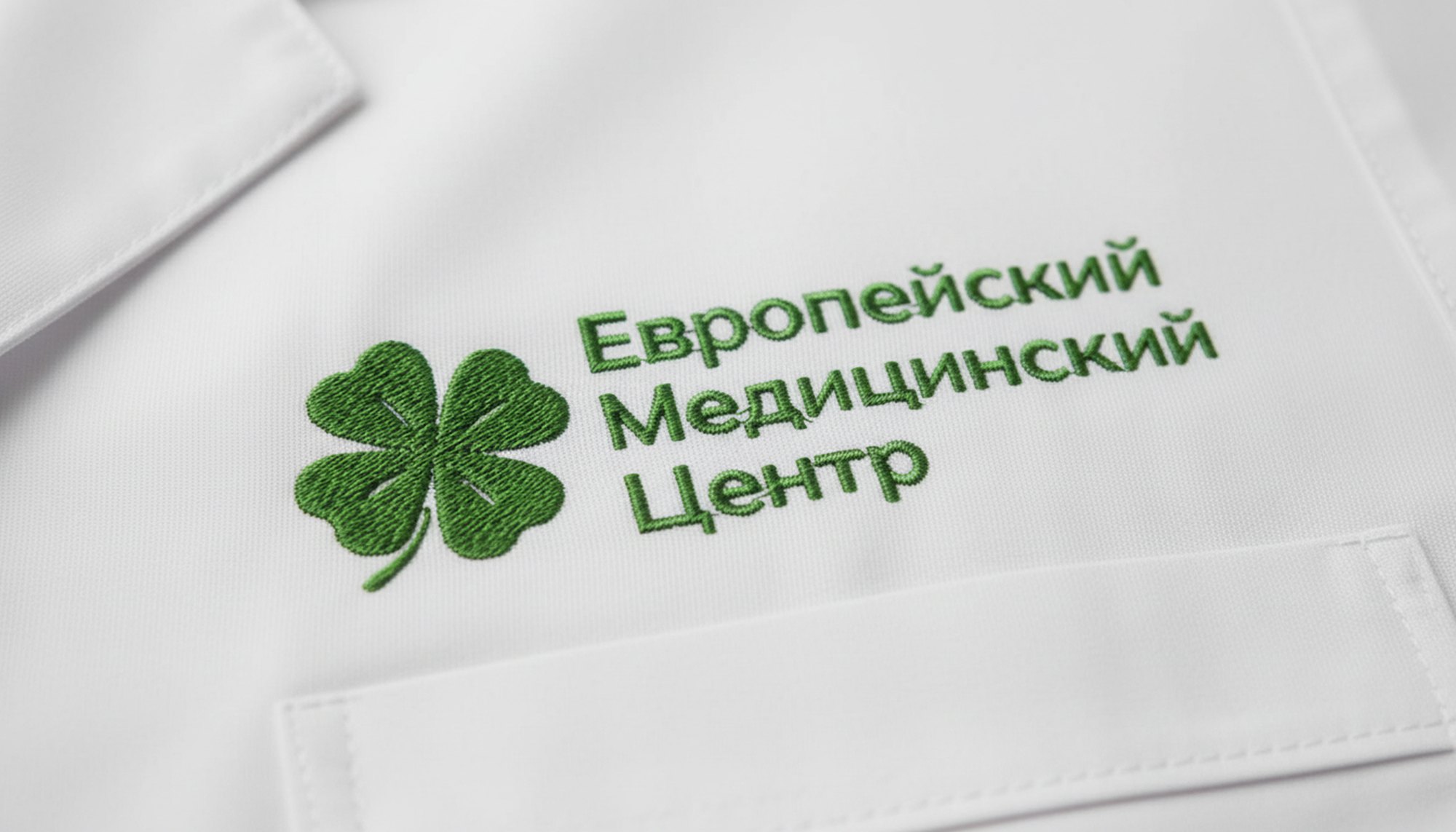 Вышитый знак ЕвроМеда на белом халате