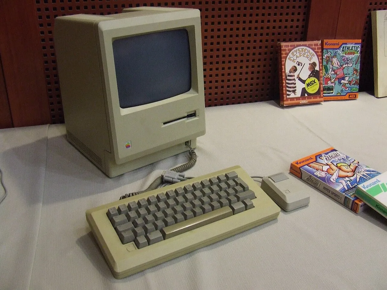 Компьютер Apple Macintosh 128 с клавиатурой и мышью на столе