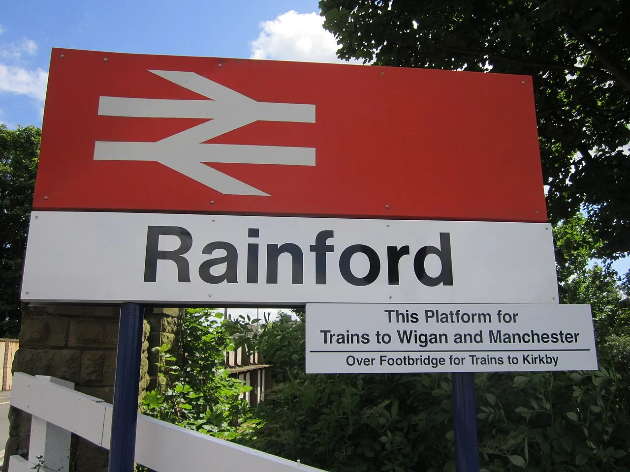 Красно-белая станционная табличка Rainford с логотипом British Rail и надписью о платформе